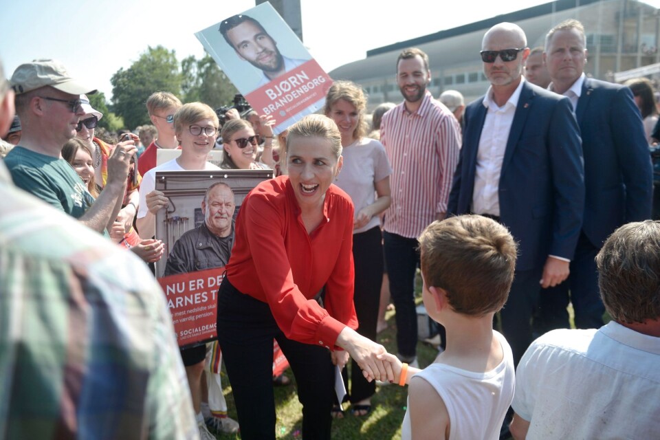 Socialdemokratiets Mette Frederiksen är på väg mot den danska statsministerposten. Här hälsar hon på folk i Ollerup på valdagen.