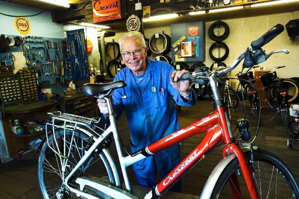 Leif Olofsson kommer att fortsätta laga cyklar. Därmed förlorar inte Sjöbos cyklister service på hemmaplan.