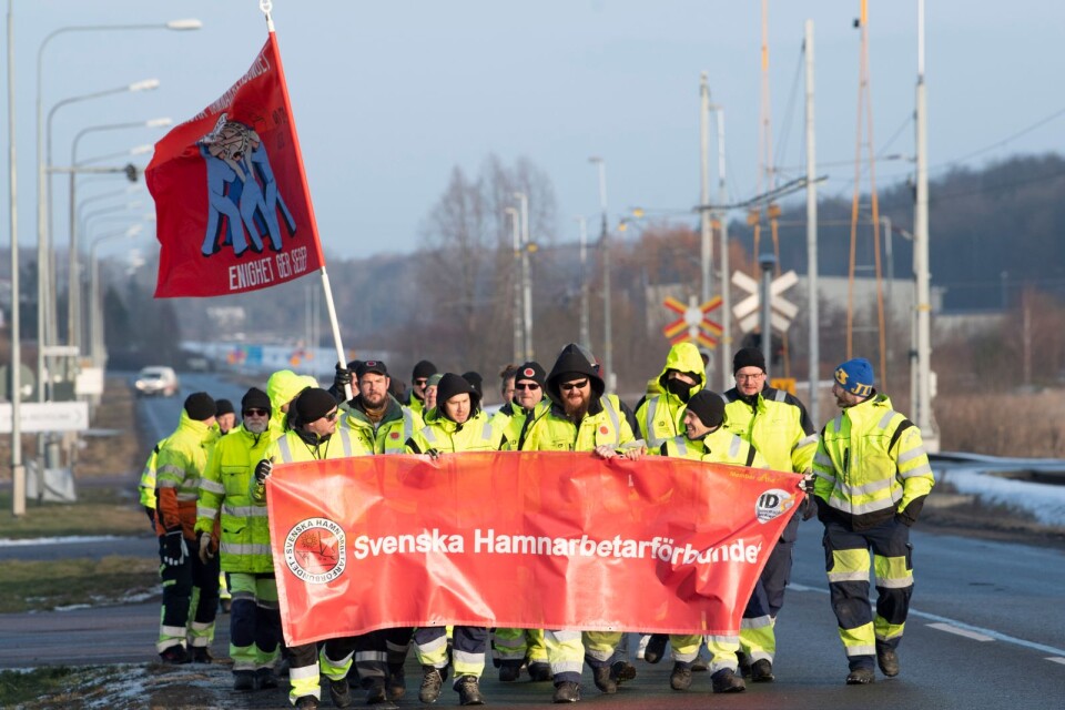 Så här såg det ut när hamnarbetare i Karlshamn inledde strejken den 23 januari.