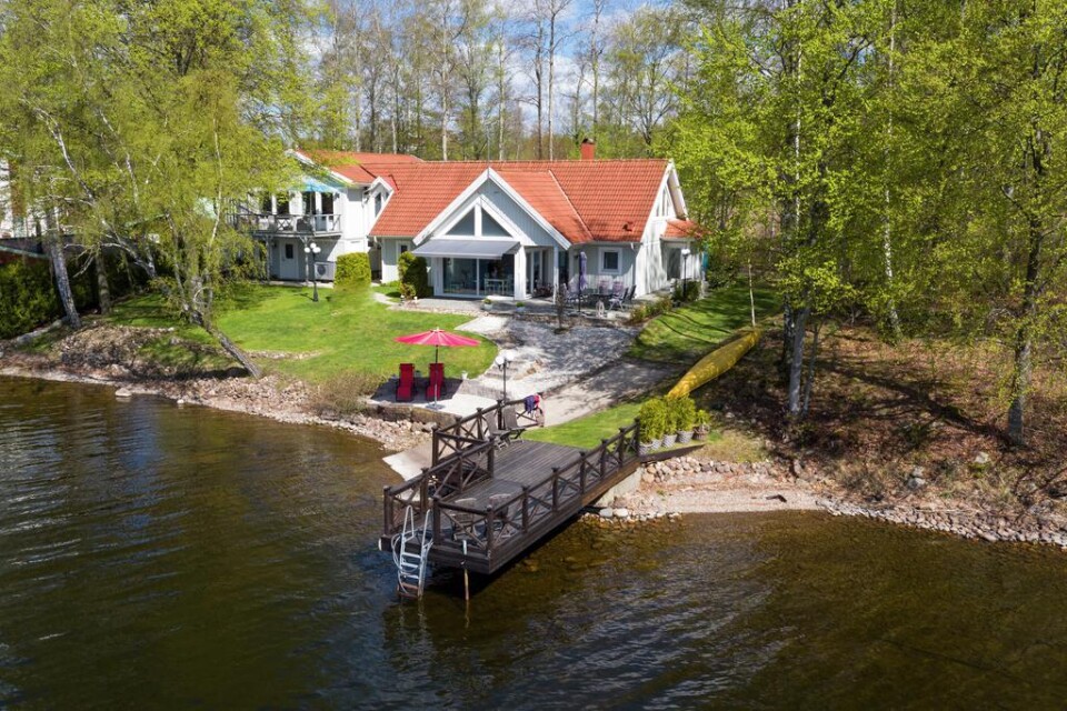 Trea på listan finns villan på Lerika Sörskog 4, precis vid Helgasjön. Foto: Svensk Fastighetsförmedling