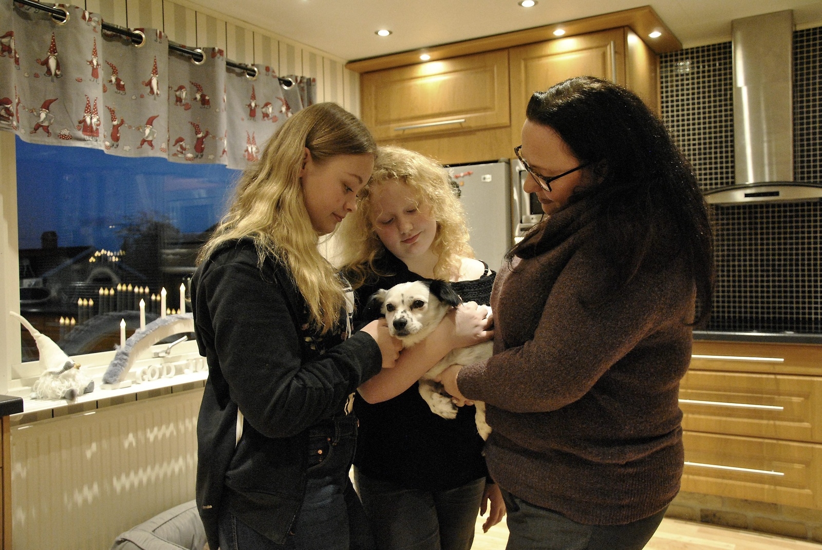 Agnes, Engla och Linda Jönsson med hunden Smulan.