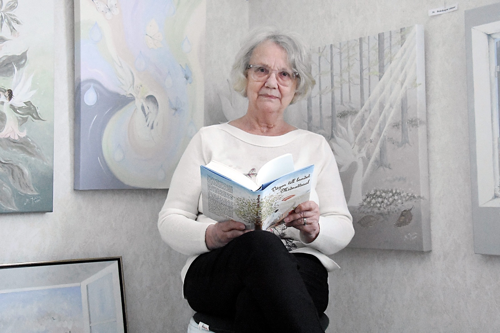 Margareta Juhlin sysslar inte bara med att skriva. Under många år hon målat tavlor med framför allt änglamotiv. Hon har även stått för framsidan på sina böcker. Foto: Helén Fingalsson