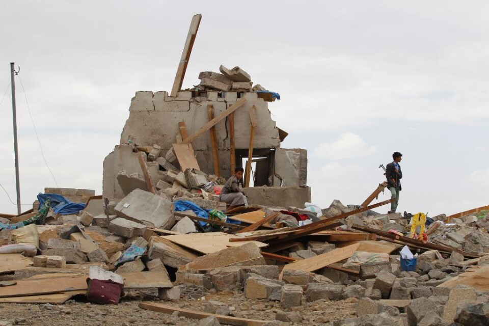 Stridsflygplan från den saudiledda koalitionen angrep ett tiotal platser i rebellfästen i norra Jemen på söndagen. Över 30 personer dödades i ett bombangrepp mot en flaskvattenfabrik i Hajja-provinsen. Majoriteten av offren var civila enligt vittnesmål