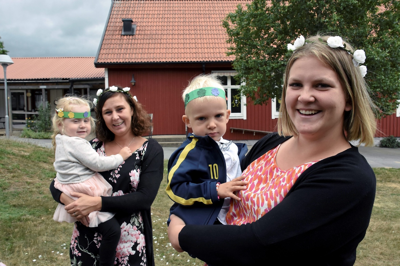 Midsommar vid förskolan i Finja. Alice Linderoth, Linda Wehner, Hugo Waldau och Linnea Nilsson.