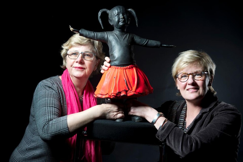 Gunilla Friman och kommunchef Monica Skagne med den lilla bronsflickan. Foto: Lena Gunnarsson, Smålandsposten