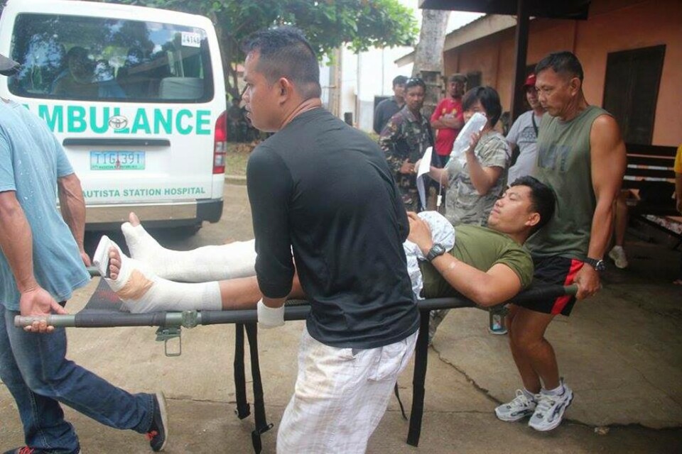 Minst 15 personer har skadats i två separata attacker mot en polisanläggning i Filippinerna. Enligt polisen exploderade först en granat nära en moské vid anläggningen. Några minuter senare exploderade en kraftfull hemmagjord bomb. Anläggningen ligger i