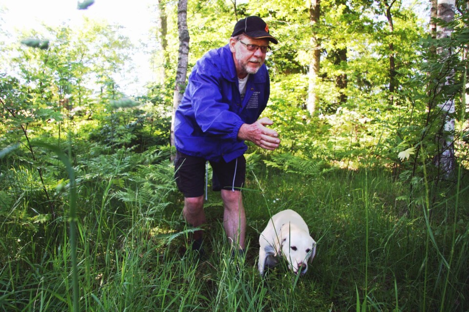 Sven Hemmingsson patrullerar med sin hund.