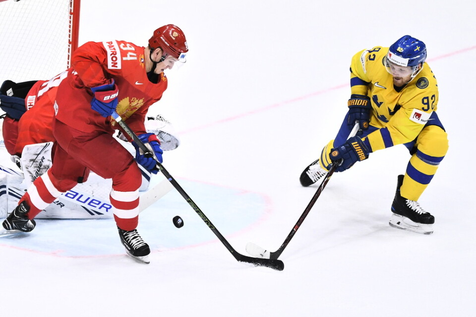 Ishockey-VM nästa år spelas rekordsent och finalen avgörs först den 6 juni på grund av osäkerheten med coronapandemin. Här är Gabriel Landeskog i kamp med Rysslands Alexander Barabanov i fjolårets VM. Arkivbild.