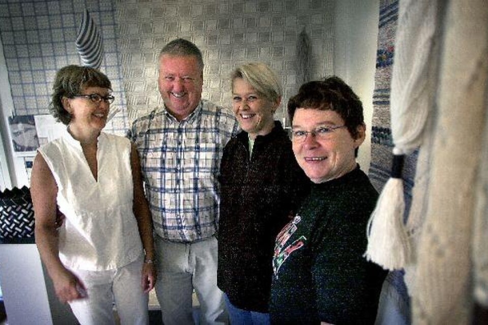 Pia Wedderien, Uno Johansson, Betty Skarstam och Lillemor Johansson är glada över att Vävmagasinet ska kunna leva vidare, även om det innebär att verksamheten flyttas till Linköping.Bild: Tommy Svensson