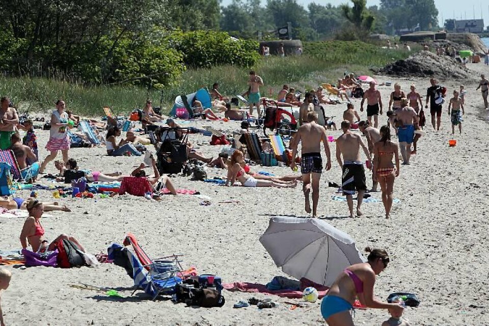 Det märks att sommaren hittills inte bjudit på något vidare väder. När solen tittar fram skyndar sig folk till stranden.