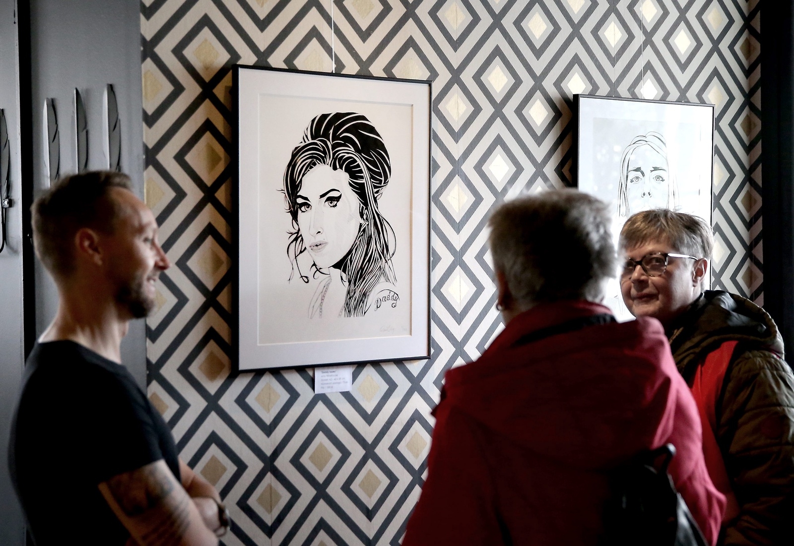 Paul Tilly i samspråk med Britt Olofsson och Iréne Sohl. I bakgrunden, artisten Amy Winehouse. FOTO: STEFAN SANDSTRÖM.