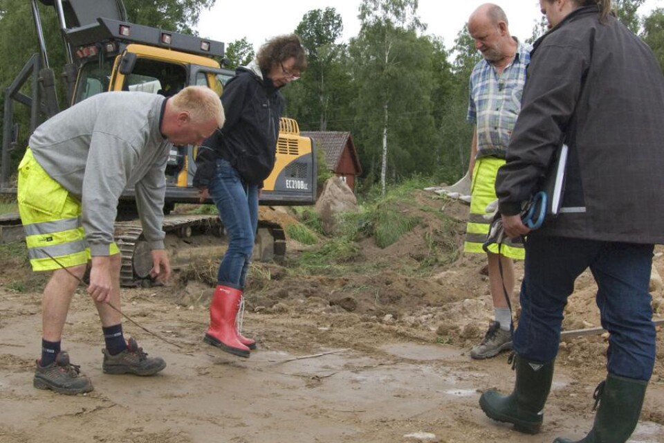 Fler än 400 avlopp blev underkända när kommunen inspekterade. Ullabritt Rundqvist i röda stövlar. arkivfoto: Andreas Larsson