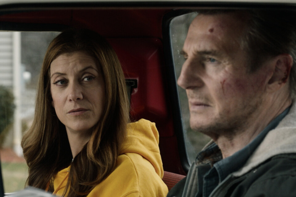 Den före detta bankrånaren Tom (Liam Neeson) måste rentvå sitt namn och flyr med sin kärlek Annie (Kate Walsh). Pressbild.