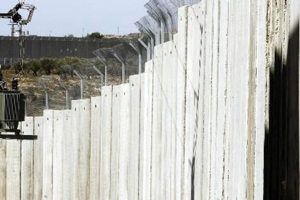 En mur revs 1989. En annan, den mellan Israel och de palestinska områdena, står kvar.