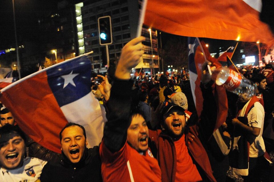 Chile vann för första gången någonsin sydamerikanska fotbollsmästerskapet Copa América, när de på hemmaplan besegrade Argentina med sammanlagt 4-1 efter straffar i finalen. Men glädjescenerna i huvudstaden Santiago fick ett tragiskt slut. Två personer o