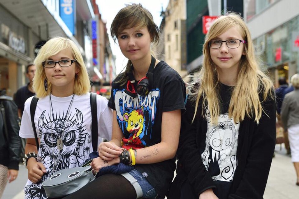 Trettonåringarna Veronica Ihrfors, Lovisa Sandhill och Jana Paegle och vittnar om att man kan bli mobbad i skolan om man sticker ut för mycket.