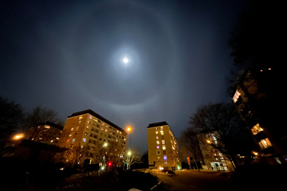 Bilden på månhalon togs i Solna vid halv tio-tiden på onsdagskvällen.