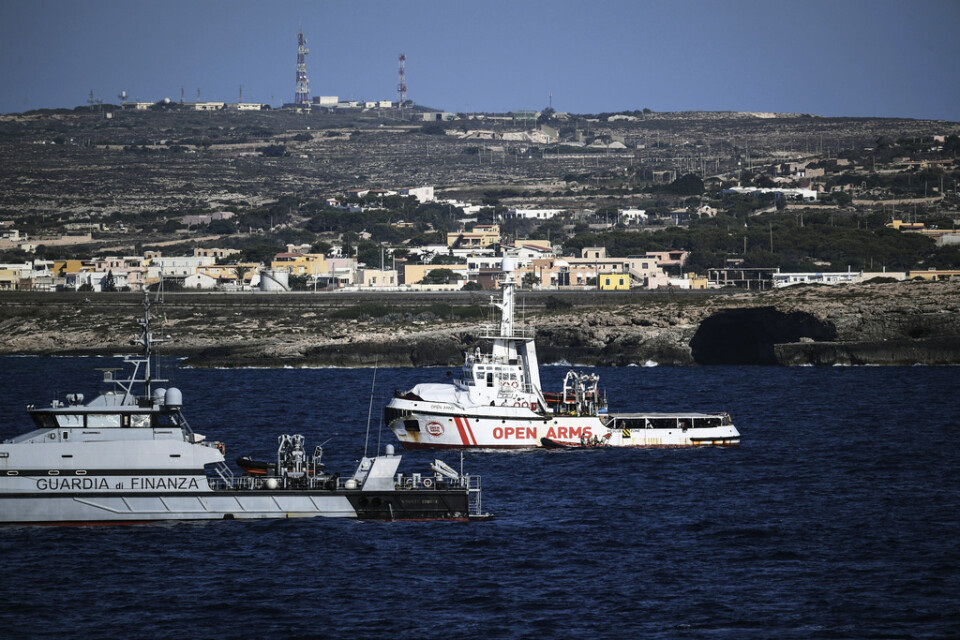 Italiensk polis bevakar ett fartyg med migranter. Arkivbild.