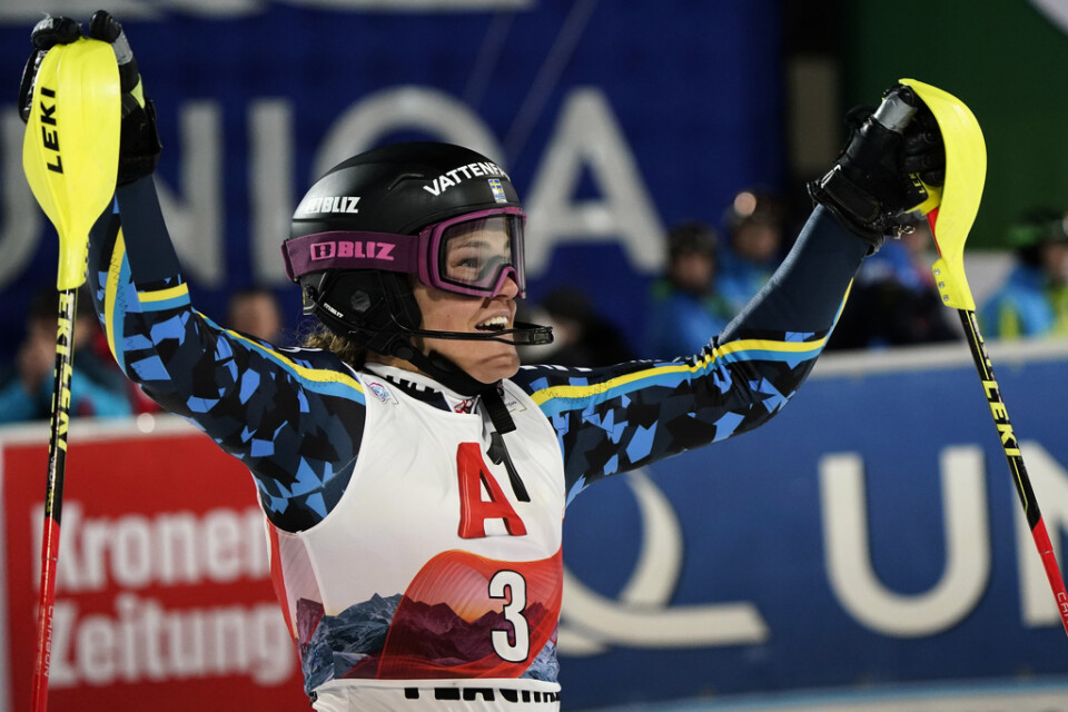 Anna Swenn-Larsson jublar efter andraplatsen i Flachaus världscupslalom.