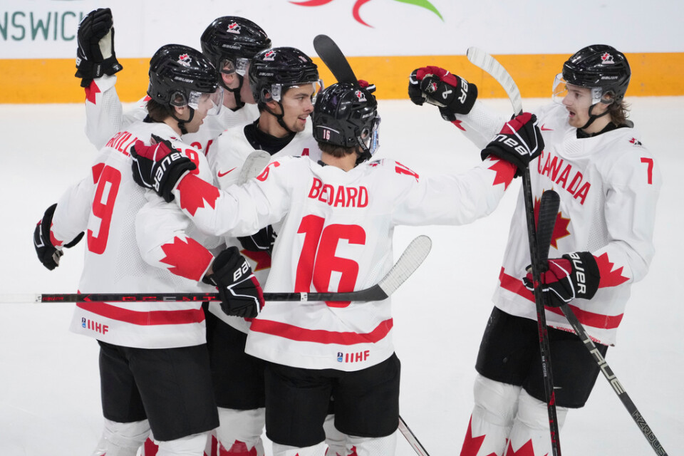 Kanadas Dylan Guenther, i mitten, gratuleras efter sitt första mål mot Tjeckien.