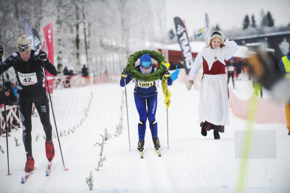 Karin Nilsson, IFK Umeå, har precis fått segerkransen av Maja Falk i Västgötaloppet 2013. ARKIVFOTO: ALEX LJUNGDAHL