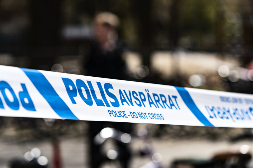 En polisinsats pågår på Kungsholmen i Stockholm sedan en man gått runt och slagit på bilar med ett vasst föremål vid lunchtid på måndagen. Arkivbild.