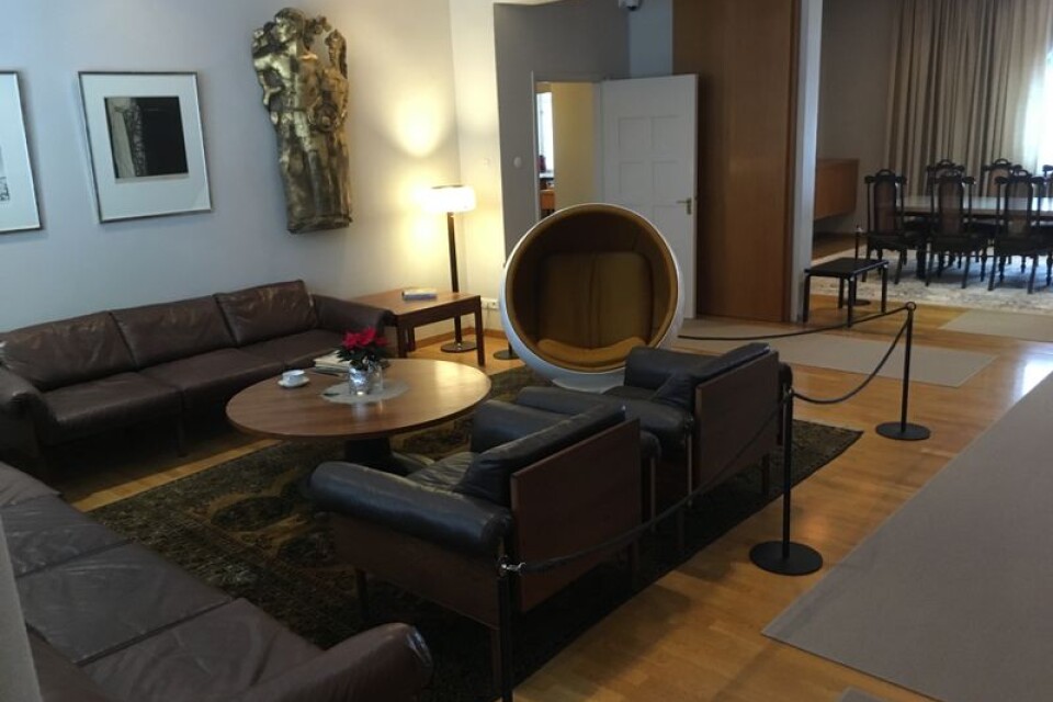 Det privata vardagsrummet på övervåningen står kvar i orört skick med möbler i tidstypisk design. Foto: Lars Näslund.