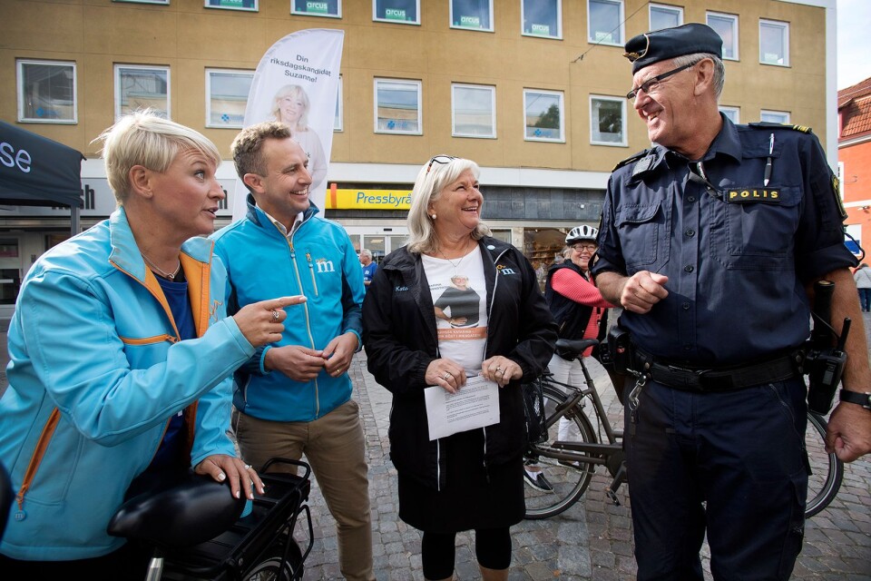 Glada miner när Ingvar Svensk, polis dyker upp som på beställning när Moderaterna Anna Tenje, Tomas Tobé och Katarina Brännström lägger ut texten om 220 fler poliser i länet år 2024.