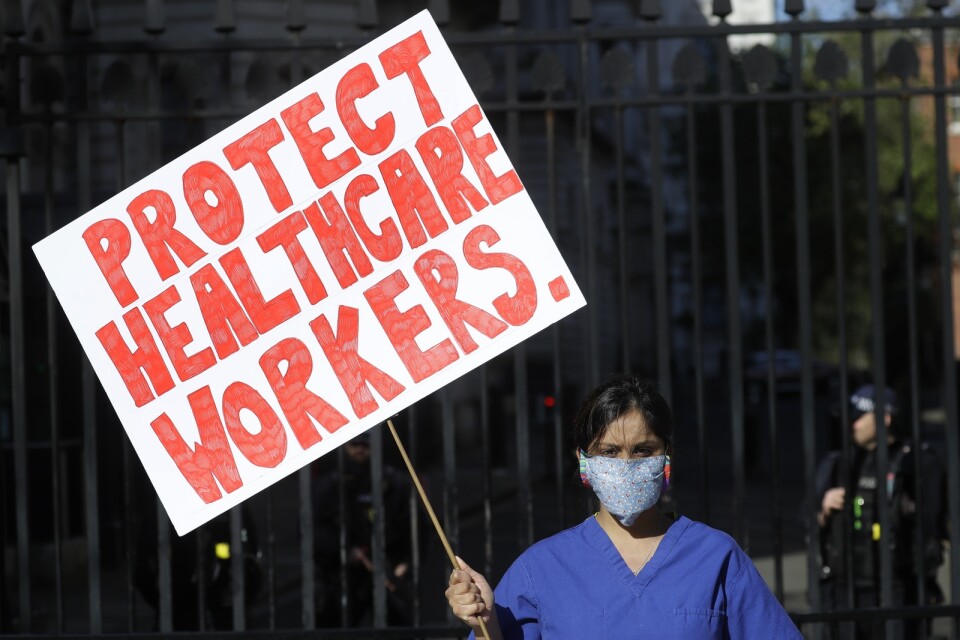 En läkare i den brittiska huvudstaden London demonstrerar för bättre skyddsutrustning för vårdpersonal som arbetar med coronapandemin.