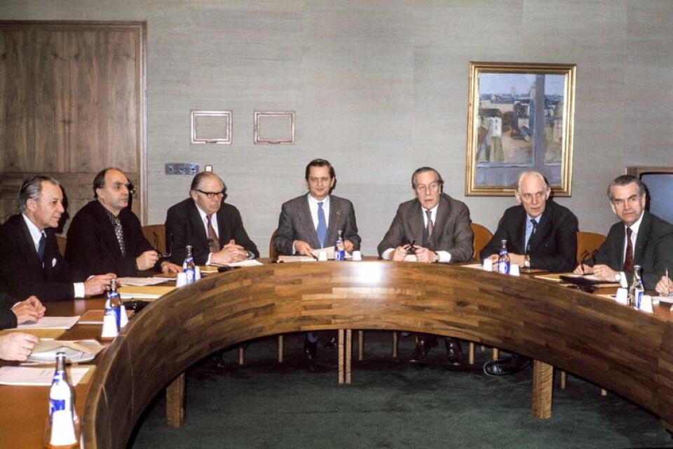 3 januari 1975, och den nya regeringsformen har trätt i kraft. För första gången tar statsminister Olof Palme kungens plats vid regeringssammanträdet. Från vänster Sven Aspling, Rune Johansson, Gunnar Sträng, Palme själv, Sven Andersson, Erik Holmqvist och Svante Lundkvist.