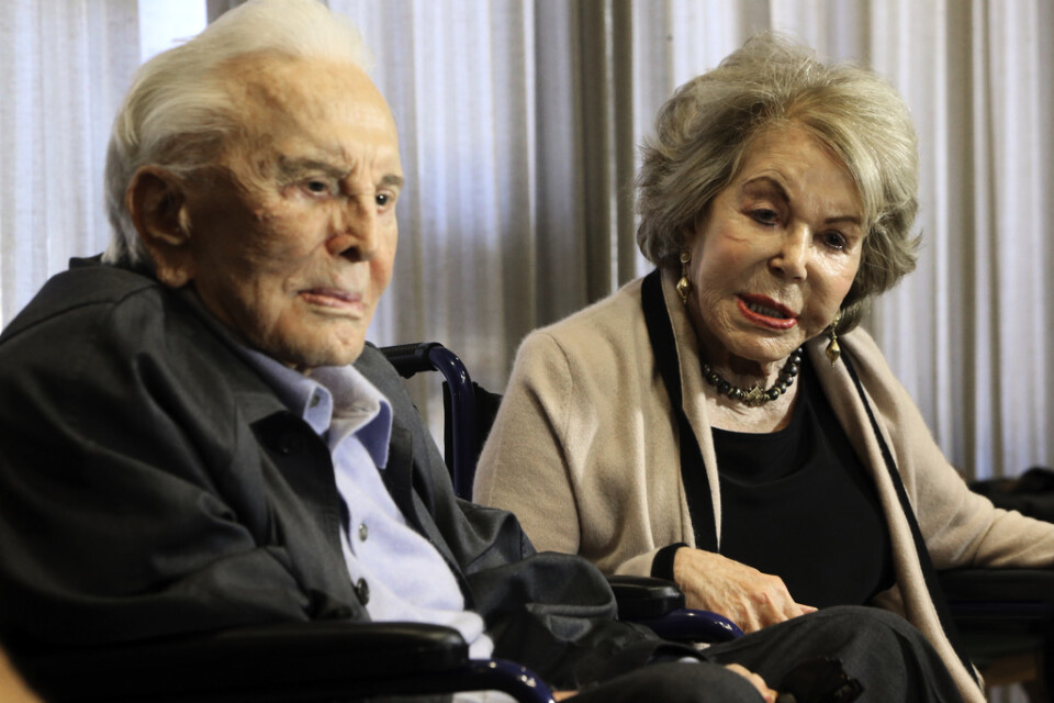 Kirk Douglas har fyllt 101 år. Hans fru Anne ligger dock inte långt efter med sina 98 år. Arkivbild.