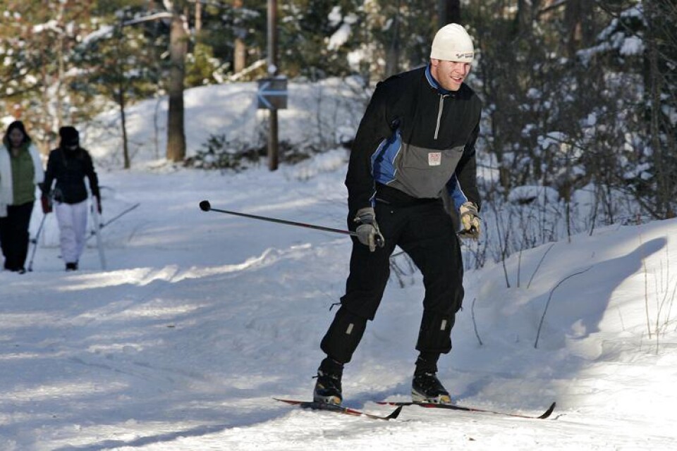 Anders Martin åker längdskidor i Havslätts motionsspår.
