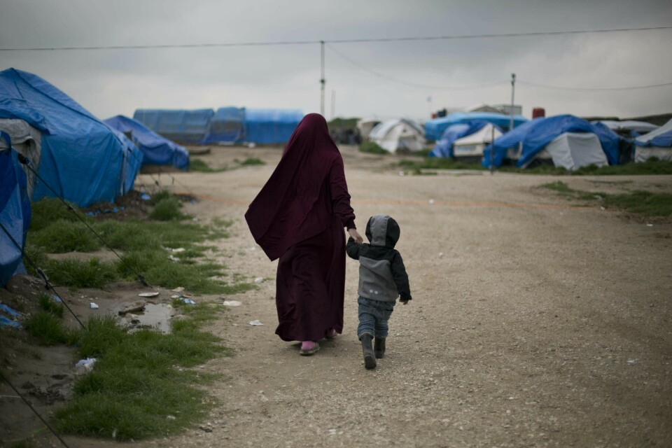 Kvinna och barn i Roj-lägret i Syrien. Bilden togs i mars 2019.