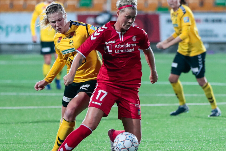 Julie Tavlo-Petersson i rött i samband med en Champions League-match mellan hennes Brøndby och norska Lillestrøm. Arkivbild.