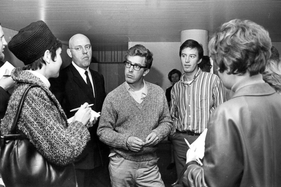 Bo Widerberg (i mitten) grundade Lilla filmfestivalen 1996. Här tillsammans med Thommy Berggren inför premiären av Albees "På slak lina" på Dramaten 1965. Arkivbild.