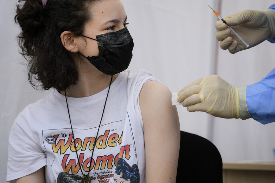 En flicka får en spruta från Pfizer/Biontech i Bukarest, Rumänien, i förra veckan. Många länder vaccinerar nu barn, men än så länge bara ner till 12 års ålder.