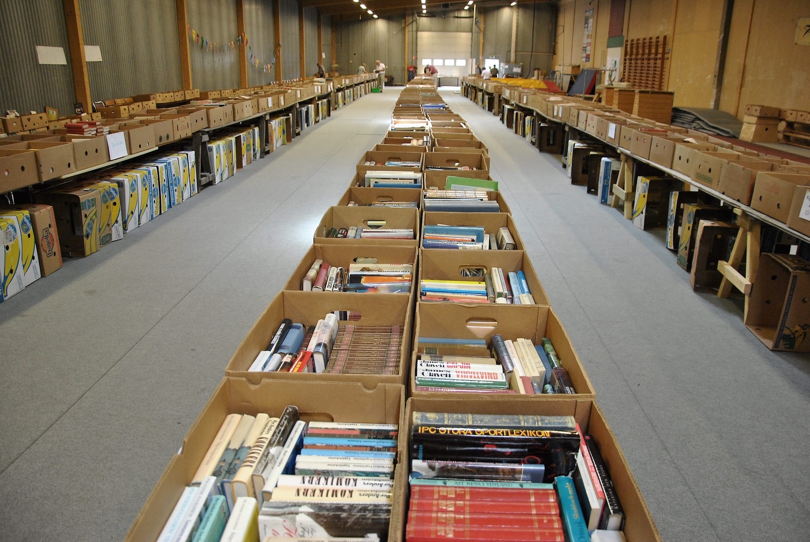 Hässleholms IF:s bokloppis är stor. Här finns 40 000 boktitlar att välja mellan, i alla omöjliga genrer.
Foto: Hans Bryngelson