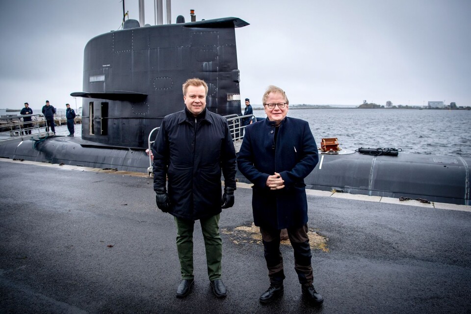 Försvarsminister Peter Hultqvist (S) tar emot Finlands försvarsminister Antti Kaikkonen på Marinbasen i Karlskrona i mars 2020.