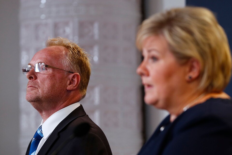 Norges nyss avgångne fiskeriminister Per Sandberg, Fremskrittspartiet, under presskonferensen med chefen Erna Solberg.