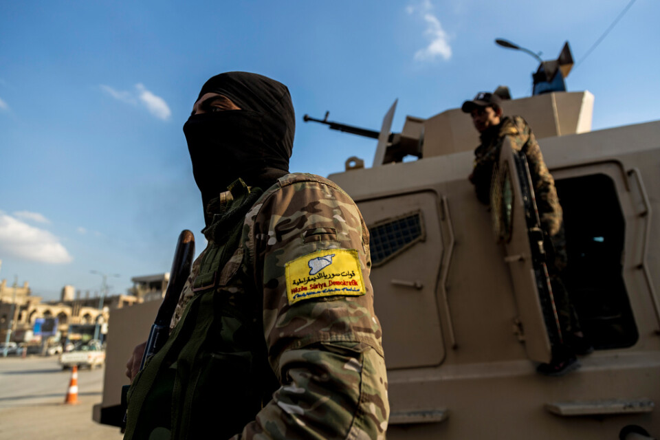 Soldater från SDF-alliansen håller vakt i den syriska staden Raqqa, som 2014 utropades till huvudstad i Islamiska statens "kalifat". Arkivbild.