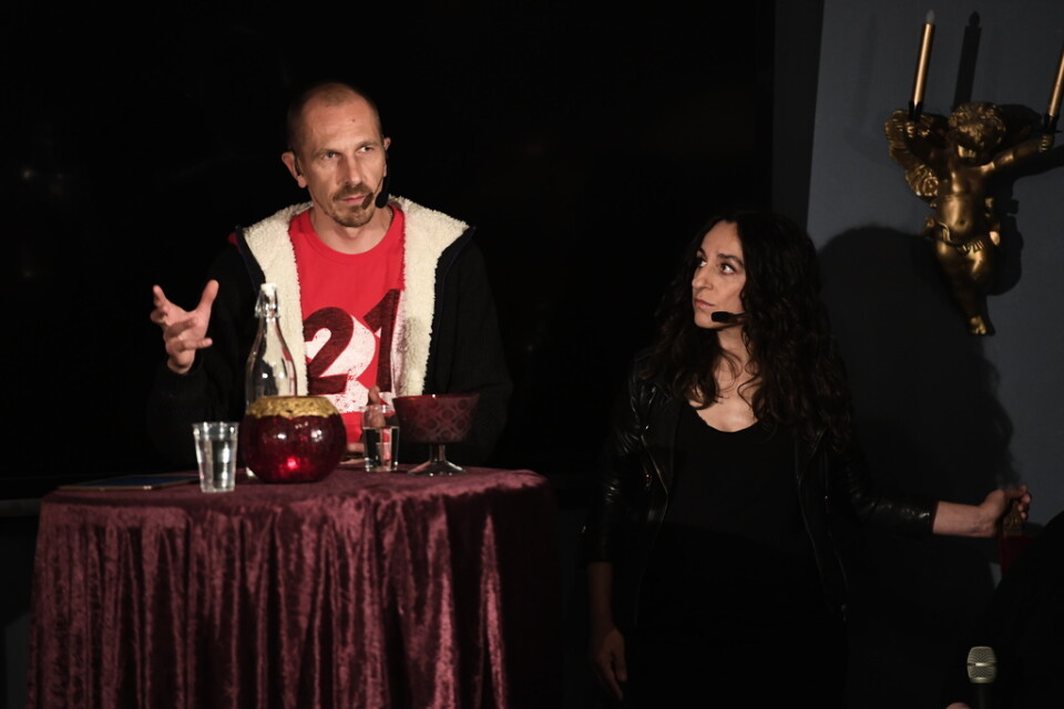 Aleksej Knedljakovskij och Luisine Djanyan från Pussy Riot under ett framträdande i Visby 2018. Arkivbild.