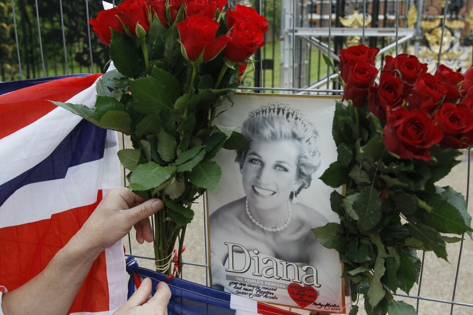 Ett fan uppmärksammar en av årsdagarna för Dianas död framför Kensington Palace i London. Arkivbild.