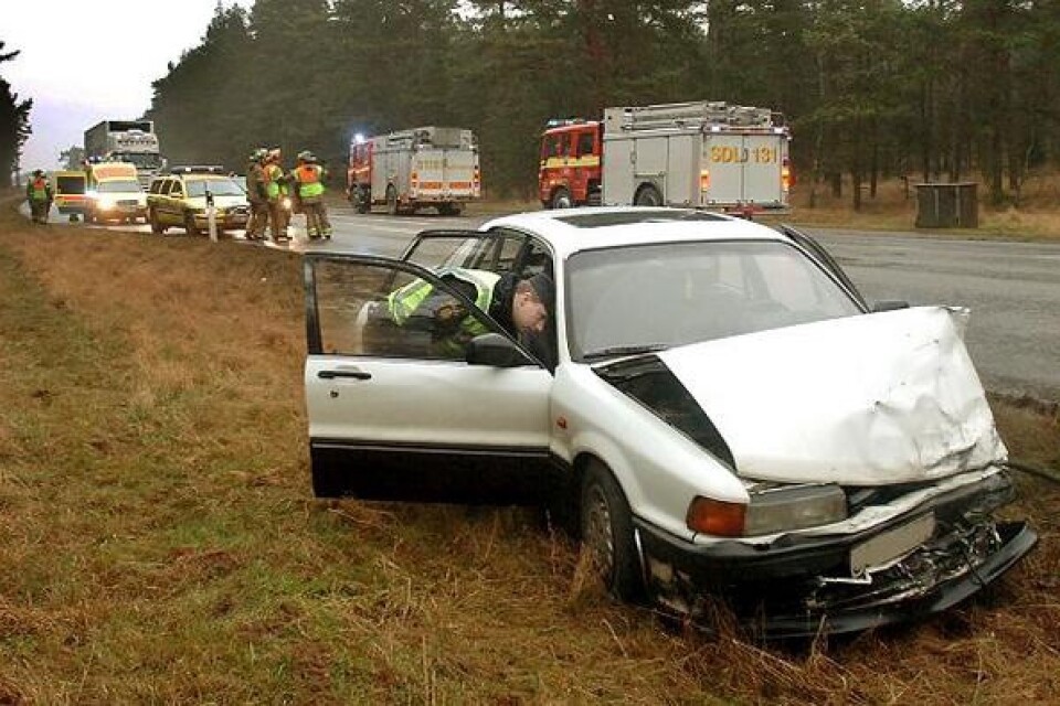 Två personbilar kolliderade på fredagen utanför Åhus. Bild: Willy Alm