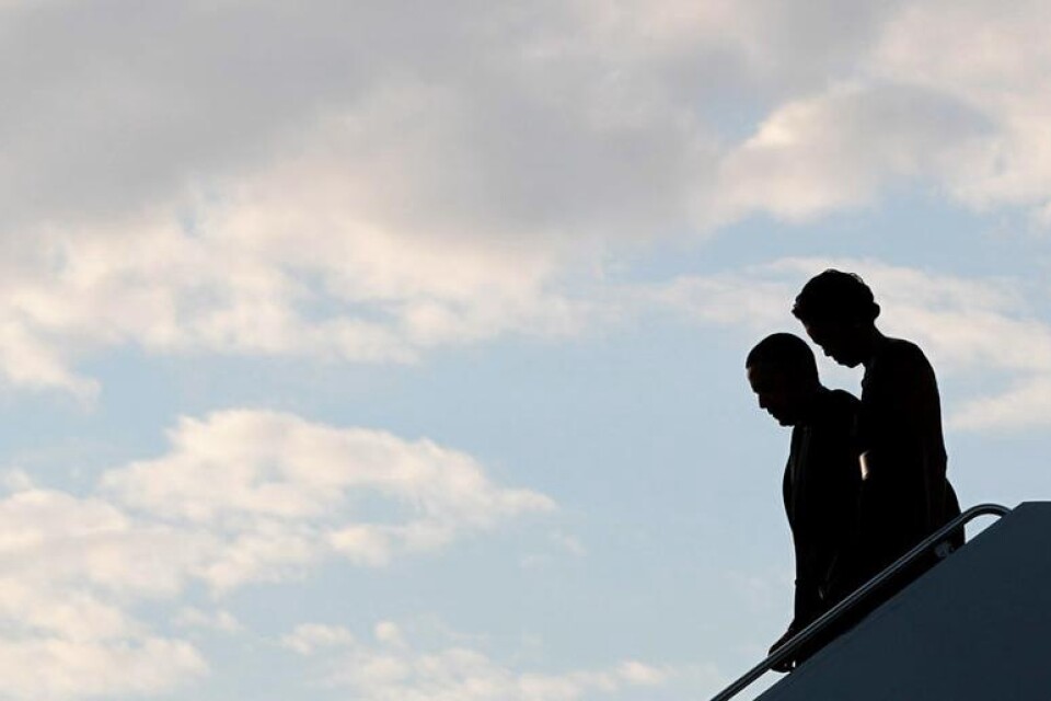 Barack och Michelle Obama på väg ut från Air Force One.