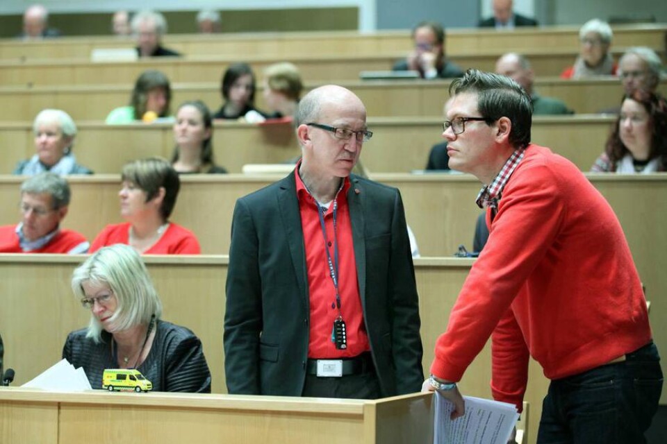 Socialdemokraterna Anders Henriksson och Jonas Hellberg i diskussion under en debatt i?landstingsfullmäktige.Foto: Lars Johansson