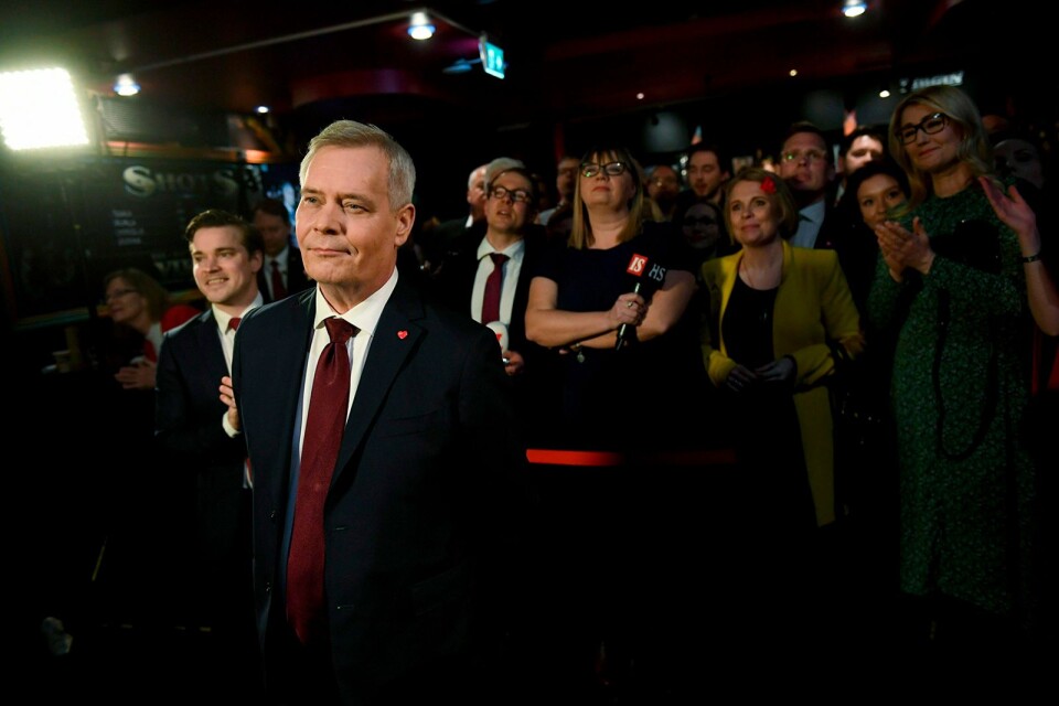 Antti Rinne ser lagom glad ut på finska socialdemokraternas valvaka.