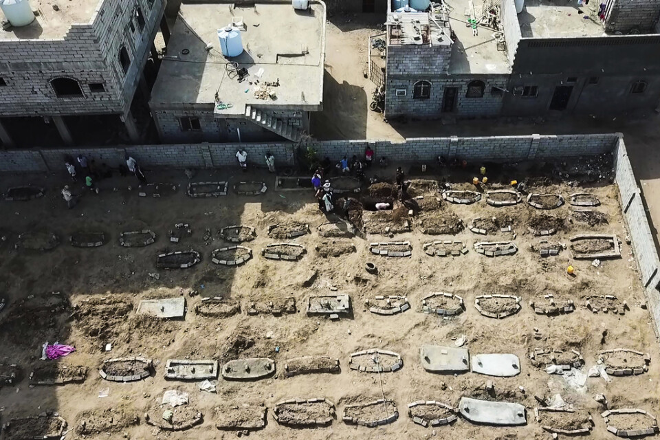 En begravningsplats utanför Aden i Jemen. Dödstalen är höga i Jemen på grund av inbördes strider och coronapandemins verkningar.