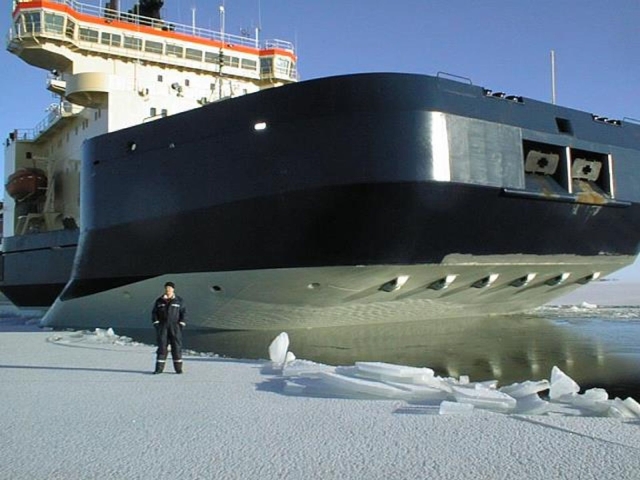 ”Polarisbrytaren Oden och jag stillaliggande i isen någonstans i Bottenviken”.