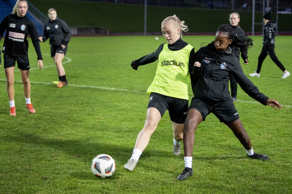 Thea Öhman och Janice Rugira i kamp om bollen under ett träningspass på Värendsvallen.