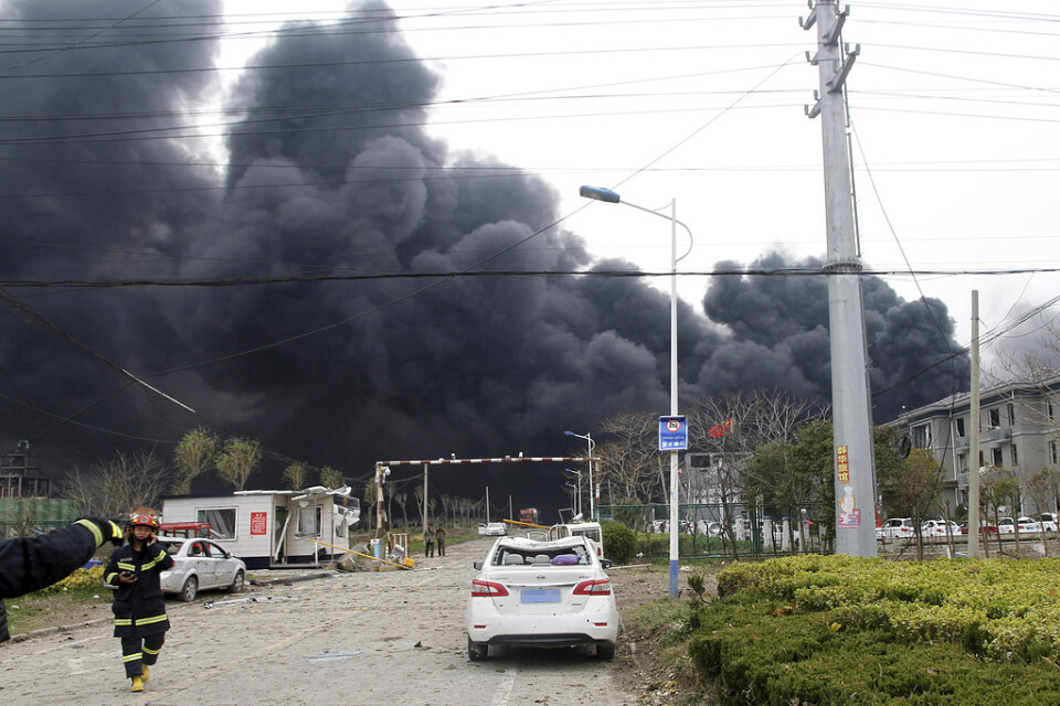 Många har omkommit efter en explosion vid en kemikaliefabrik i östra Kina.